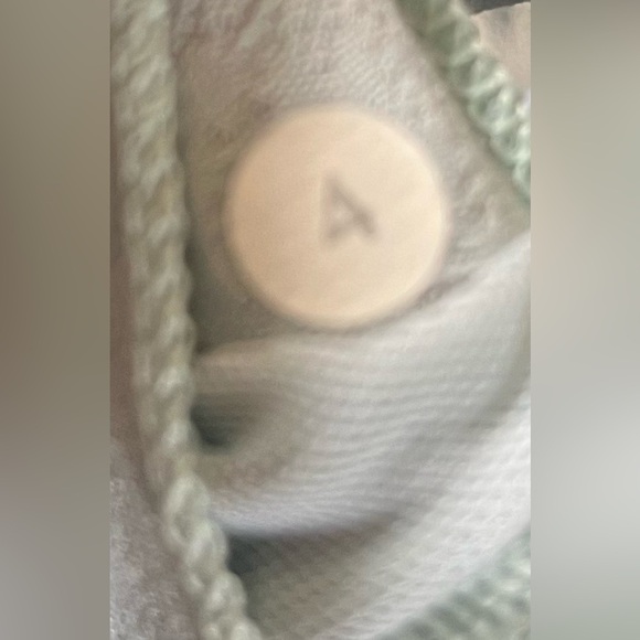 Lululemon Womens activewear tank top built in bra Sz 4 - Picture 4 of 7